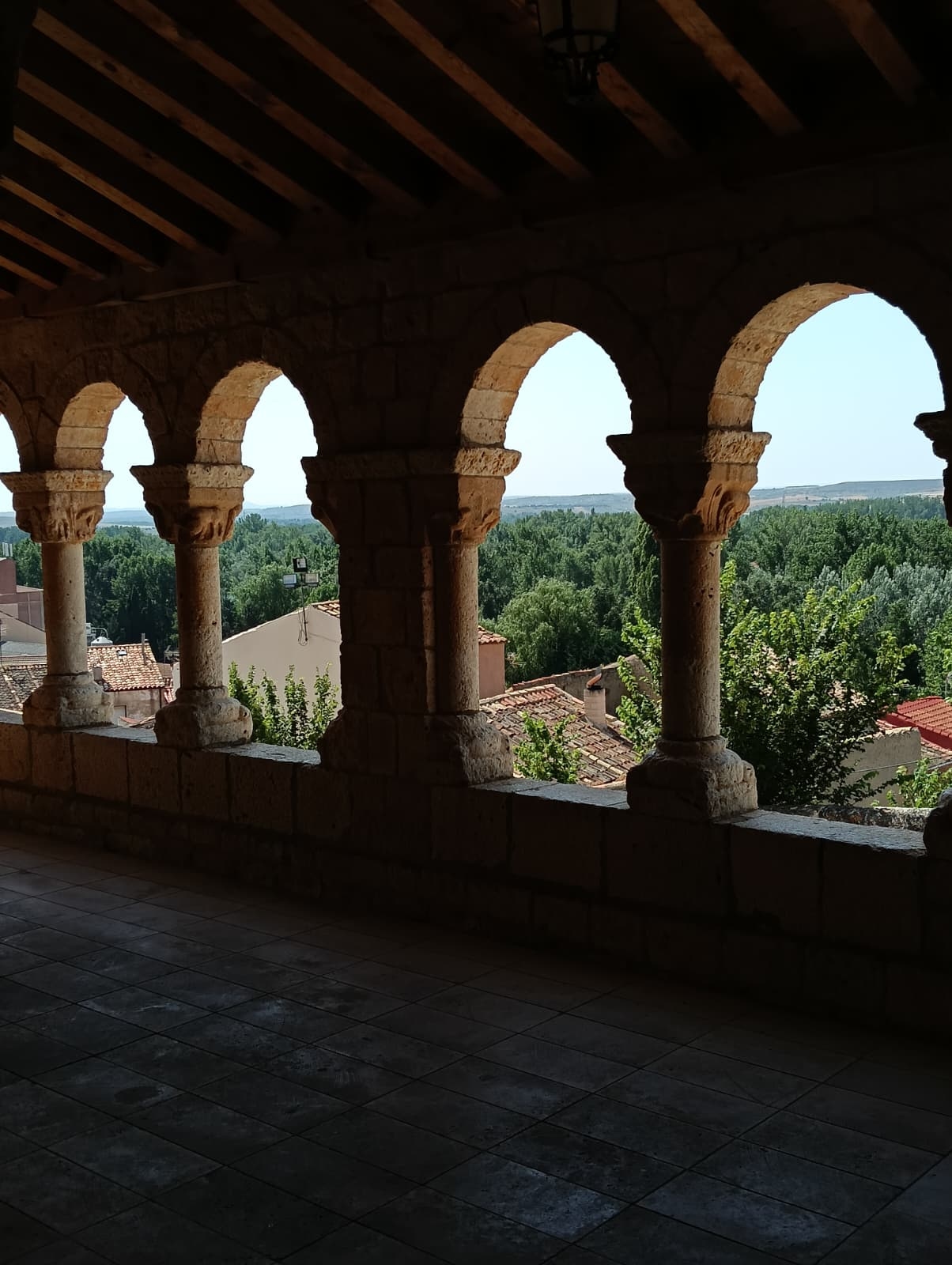 Galeria+porticada+de+la+Iglesia+de+Santa+María+del+Rivero.jpeg